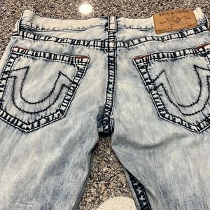 33 True Religion light wash jeans